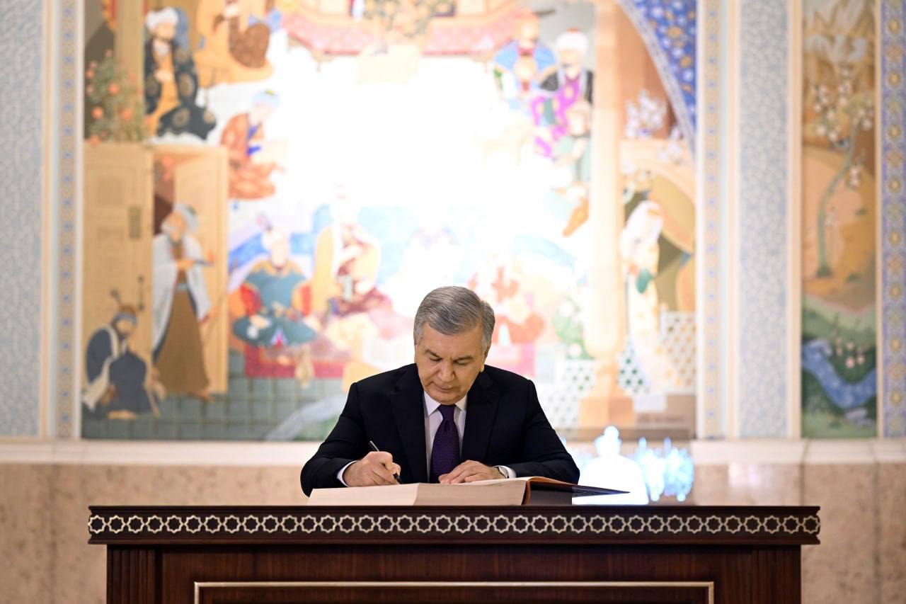 Prezident Shavkat Mirziyoyev Sohibqiron Amir Temur tavallud topganining 690 yilligi munosabati bilan rekonstruksiya qilingan Temuriylar tarixi davlat muzeyiga tashrif buyurdi.